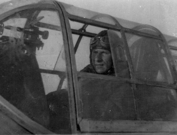 27б.Пилот в кабине Су-2.