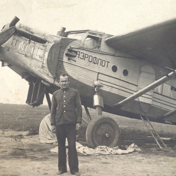 2в.Летчик И.Т.Чириков у самолета К-5 М-17Ф.