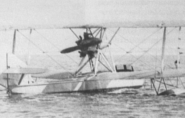 3.Летающая лодка МУ-2 на воде.