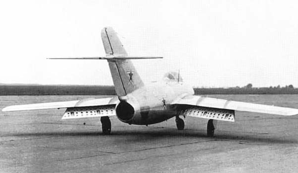 3.МиГ-15 (СВ) с выпущенными закрылками.