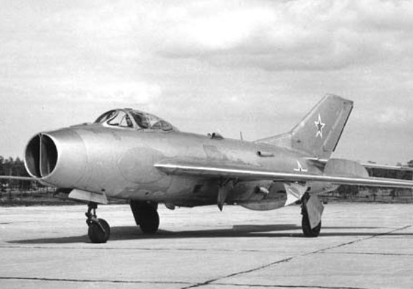 3.МиГ-19 (СМ-9-2).