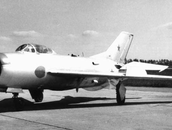 3.МиГ-19П (СМ-7-2)