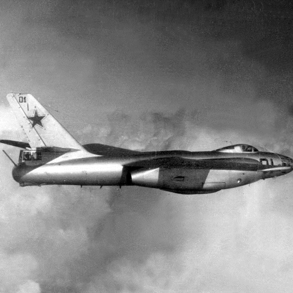 3.Первый серийный Ил-28 в полёте.