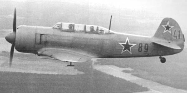 3.Серийный Як-11 в полёте.