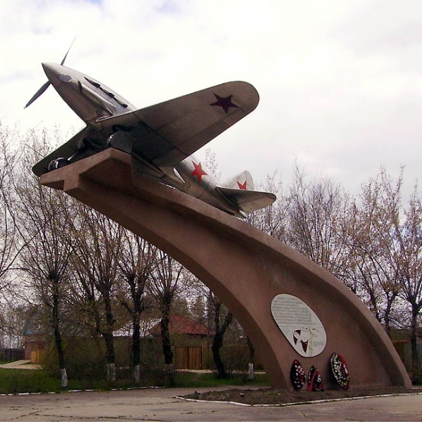 30.МиГ-3 на монументе на шоссе рядом с г.Серпухов.