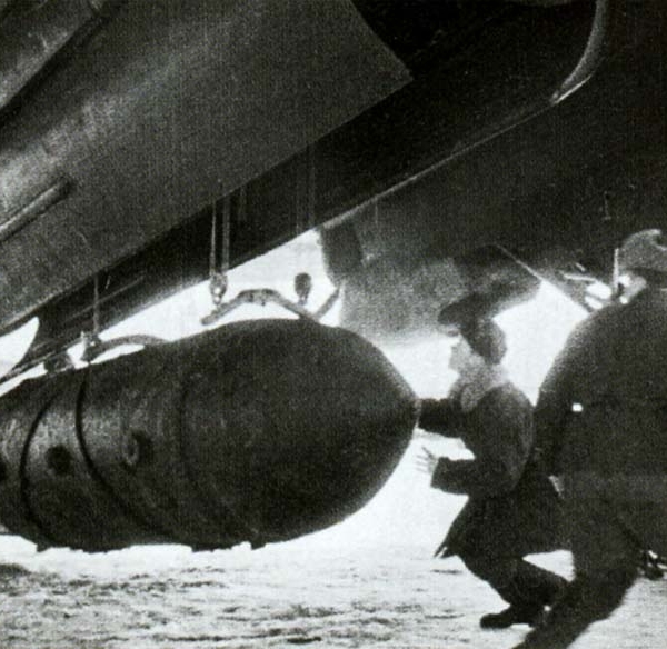 33б.Погрузка в бобоотсек Пе-8 бомбы ФАБ-5000