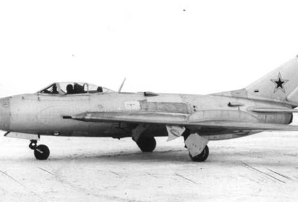 4.Истребитель МиГ-19.