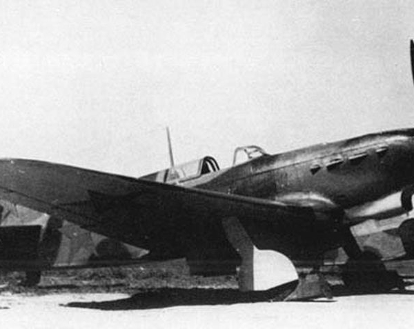 4.Истребитель Як-7 на стоянке.