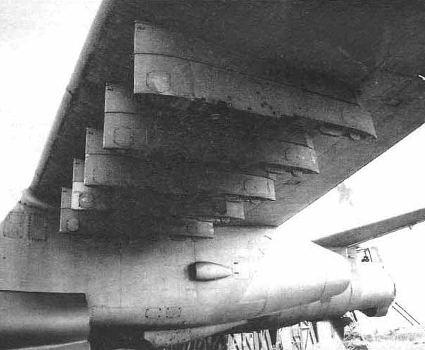 4.Крыло Ил-28Ш с пилонами для вооружения.