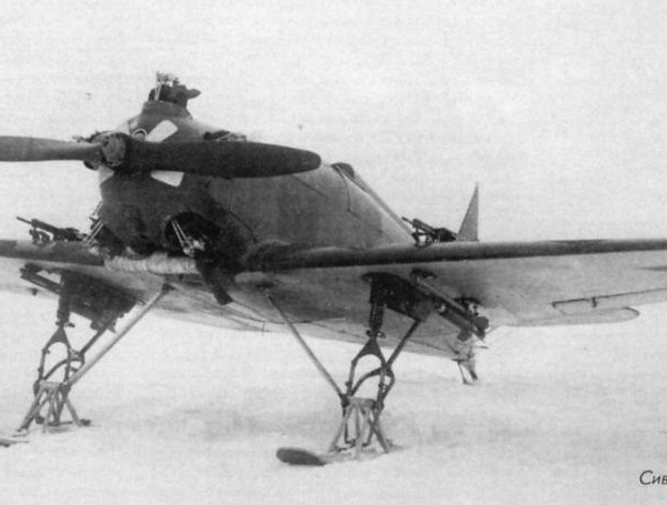 4.Легкий штурмовик УТ-1Б на лыжах. 1943 г.