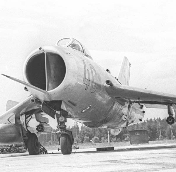 4.МиГ-19С. Вид спереди.