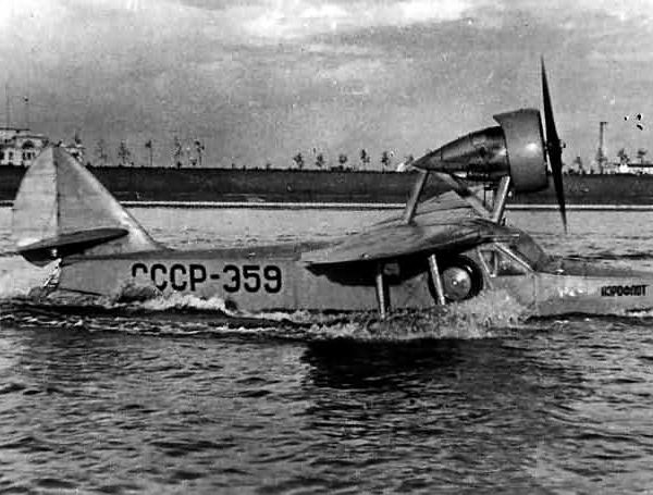 4.Ш-7 выруливает по воде для взлета.