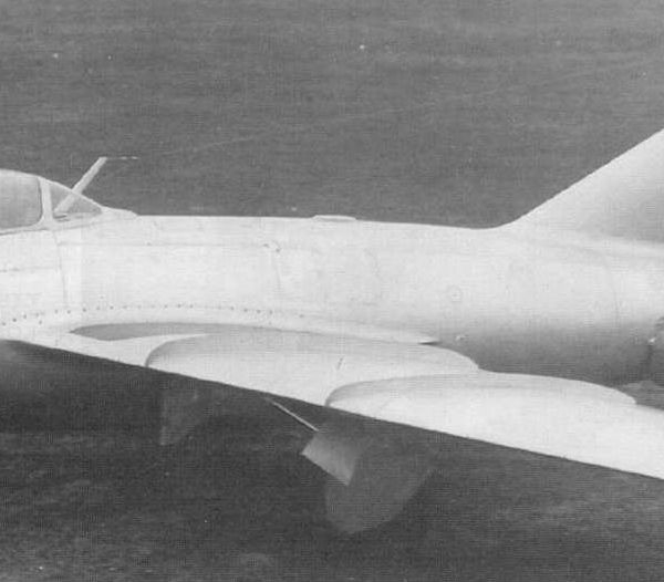 4а.3-ий опытный экземпляр МиГ-15 (С-3) с открытыми тормозными щитками.