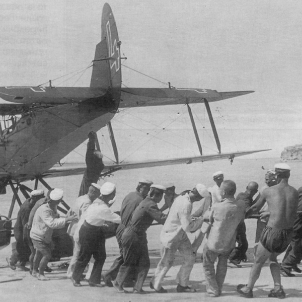 4г.Выкатка МР-1 из 64-го авиаотряда на берег, Севастополь, 1932 г.