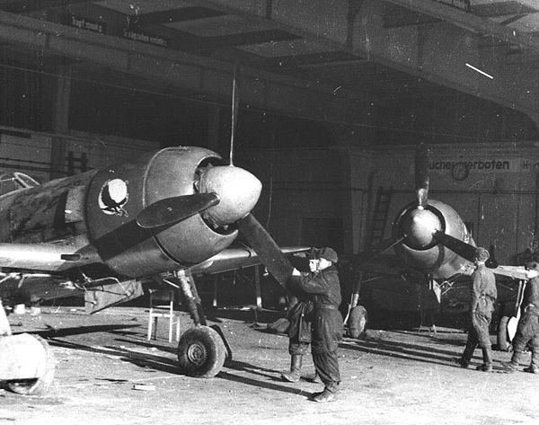 5.Истребители Ла-7 в авиамастерских. 1945 год.