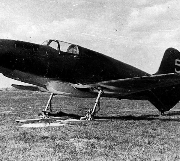 5.Самолет БИ-5 весной 1945 г. при проведении планерных испытаний