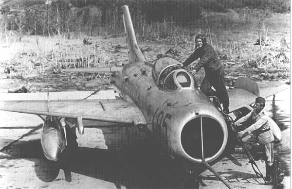 5.Серийный МиГ-19С готовится к вылету.