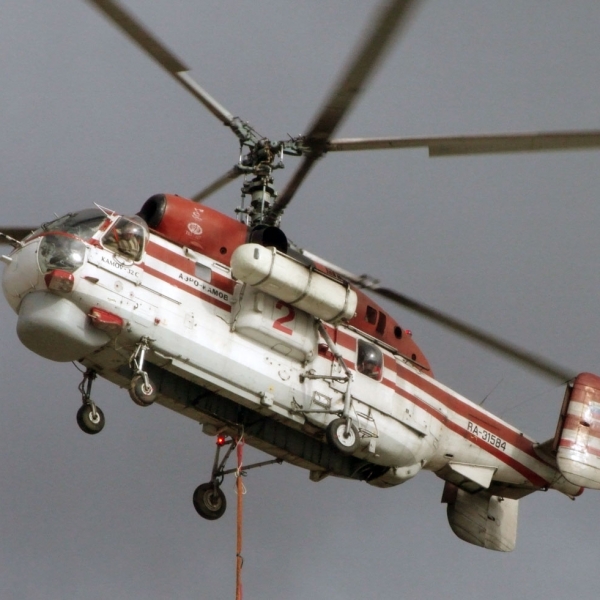5.Вертолёт Ка-32С принимает груз на вн.подв.
