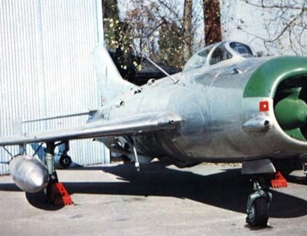 6.МиГ-19П на стоянке.