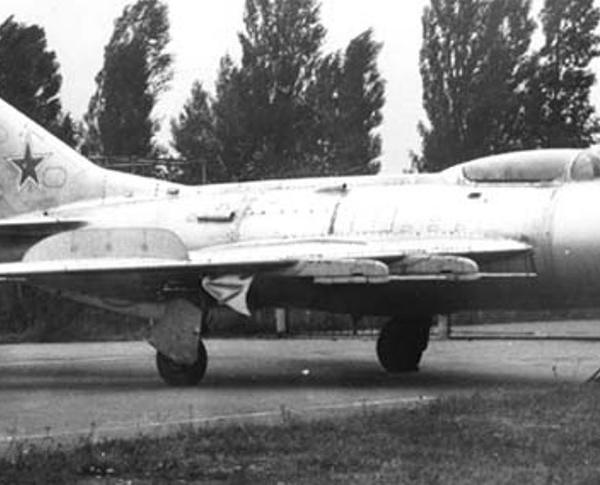 6.МиГ-19ПМ на стоянке.