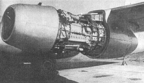 6.Раскапотированный двигатель ТР-1 самолета Ил-22.