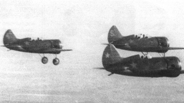 6.Смешанное звено И-16 и УТИ-4 ВВС ЧФ в тренировочном полете. Лето 1940 г.г