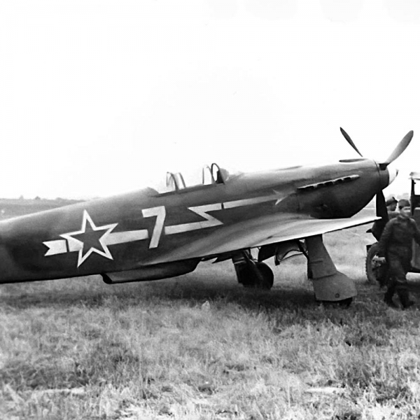 6.Заправка Як-3 из полка Нормандия-Неман. 1944 г.