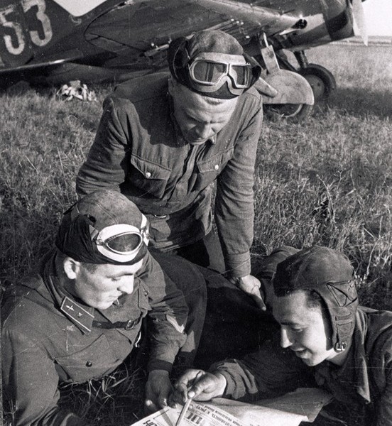 na-vtorom-plane-istrebitel-i-16-tip-24-iyul-1941-g
