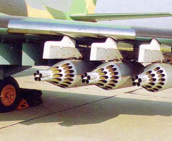 6а.Подкрыльевые узлы подвески с блоками НАР на Ил-102