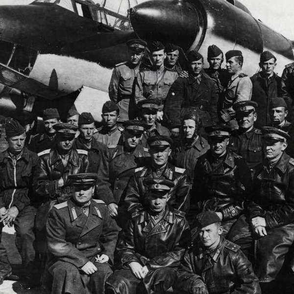 6б.Советские летчики на фоне Ту-2.