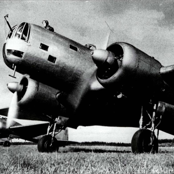 7.Эскадрилья советских бомбардировщиков ДБ-3А готовится к вылету.