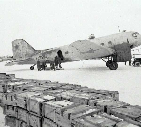 7.Погрузка боеприпасов на транспортные самолеты Ли-2 для отправки на фронт. Март 1943 г.