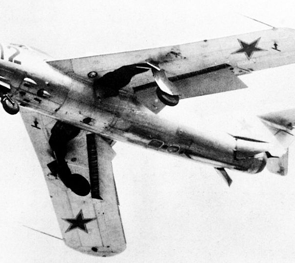 7.Вид снизу на МиГ-17ПФ, посадочные закрылки выпущены.