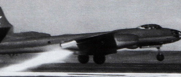 7.Взлет Ту-14Т с помощью стартовых ускорителей