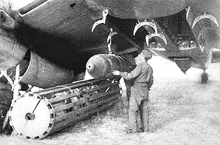 7.Загрузка бомболюков Ер-2.