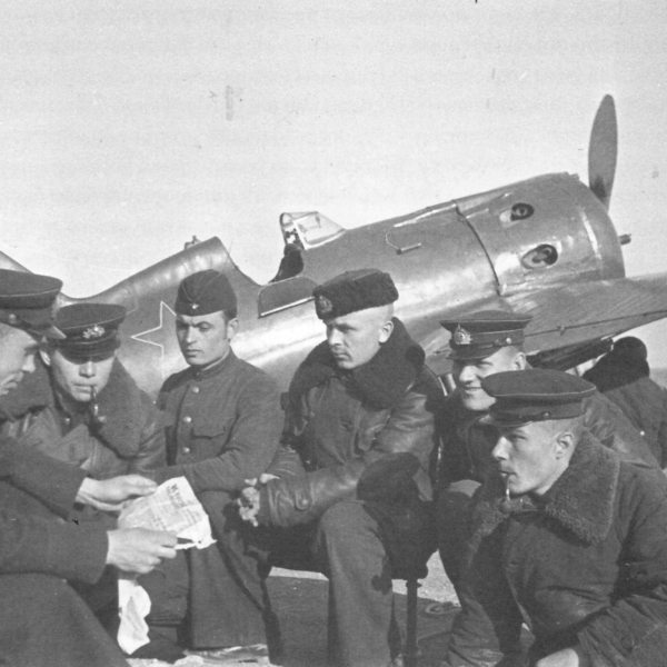 7а.Летчики авиации Балтийского флота у истребителя И-16 тип 29.