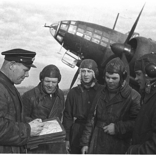 8.Экипаж Ил-4 перед боевым вылетом.