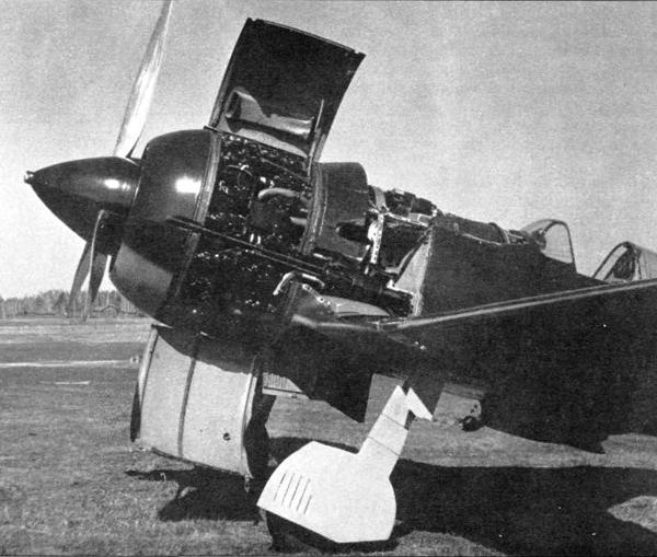 8.И-185 М-71(эталон) с раскапотированным двигателем.