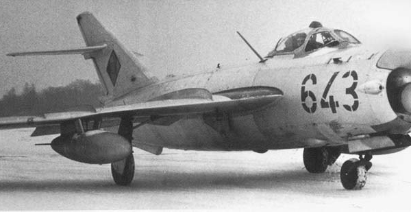 8.МиГ-17ПФ ВВС ГДР на рулежке.