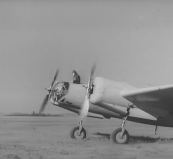 8.СБ-2М-100 заруливает на стоянку. 1939 г.