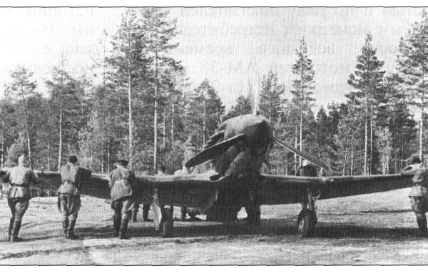 9.МиГ-3 закатывают на стоянку.