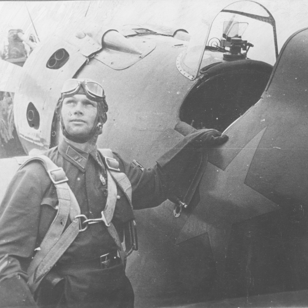 Герой СССР командир 254-го ИАП майор П.М.Петров рядом с истребителем И-16 тип 29.