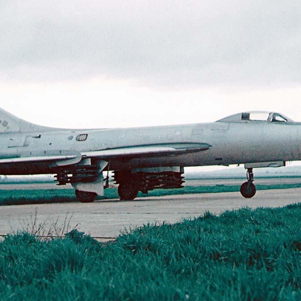 Су-7Б с НАР С-3К на пусковом устройстве АПУ-14У.