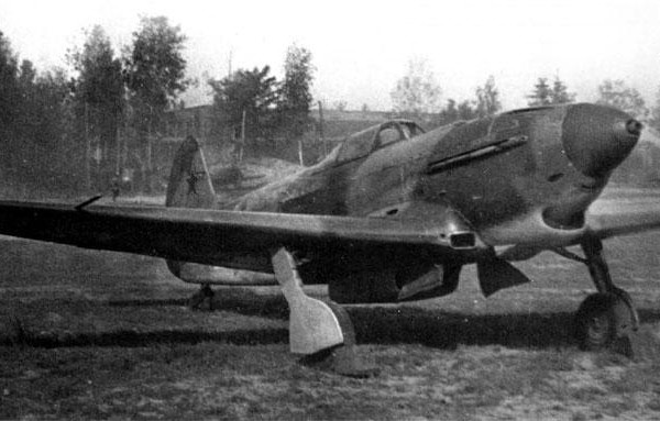 yak-9-s-dvigatelem-m-105pf-vyrulivaet-na-start