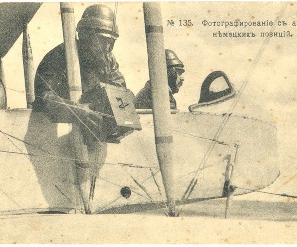 Летчик-наблюдатель держит в руках аэрофотоаппарат Ульянина.