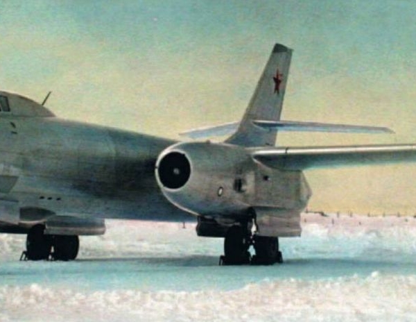 1.Бомбардировщик Ил-46 на стоянке.