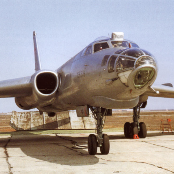 1.Бомбардировщик Ту-16Б на стоянке.