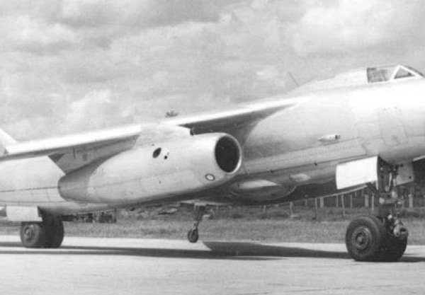 1.Фронтовой бомбардировщик Ил-54.