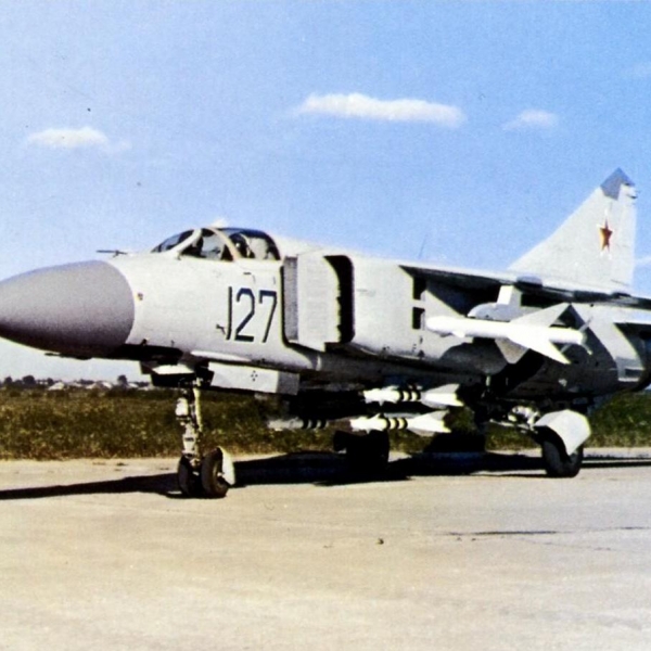 1.ИстребительМиГ-23МЛ с ракетами Р-23 и Р-60..