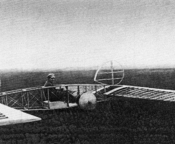 1.Летчик И.А.Лойко в планере Л-1 Тандем. Коктебель 1925 г.